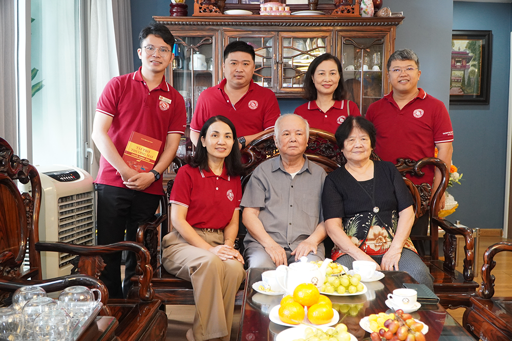 co-so-ii-tham-va-tri-an-quy-thay-cuu-giao-chuc-cao-nien-nhan-ngay-nha-giao-vn-2