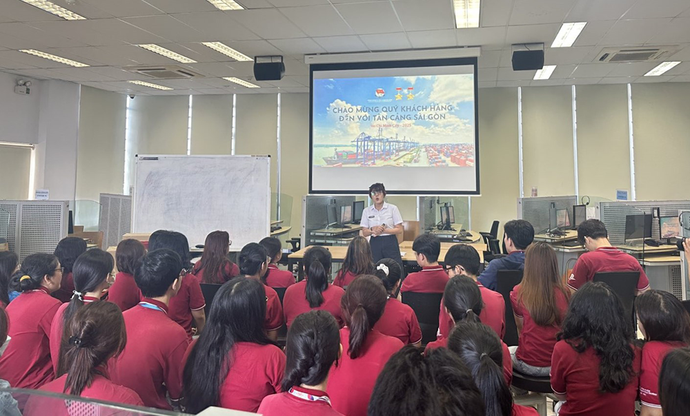 sinh-vien-ngoai-thuong-hoc-thuc-te-tai-cang-cat-lai-2