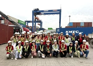 sinh-vien-ngoai-thuong-hoc-thuc-te-tai-cang-cat-lai-4