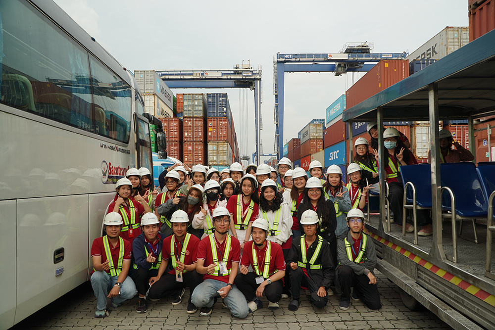 sinh-vien-ngoai-thuong-hoc-thuc-te-tai-cang-cat-lai-5