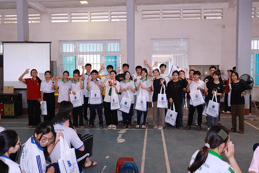 english-camp-iv-hoc-tieng-anh-tai-truong-thpt-hac-dich-tphcm-13