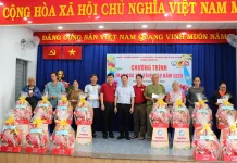 Lan toả yêu thương – Công đoàn Cơ sở thành viên Cơ sở II chung tay chăm lo Tết Bính Ngọ cho người khiếm thị và hộ khó khăn tại Phường Thạnh Mỹ Tây chung-tay-cham-tet-binh-ngo-cho-nguoi-khiem-thi-va-ho-kho-khan-tai-phuong-thanh-my-tay-3