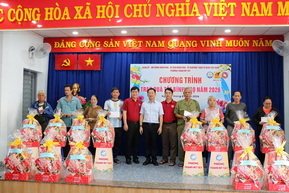 chung-tay-cham-tet-binh-ngo-cho-nguoi-khiem-thi-va-ho-kho-khan-tai-phuong-thanh-my-tay-3