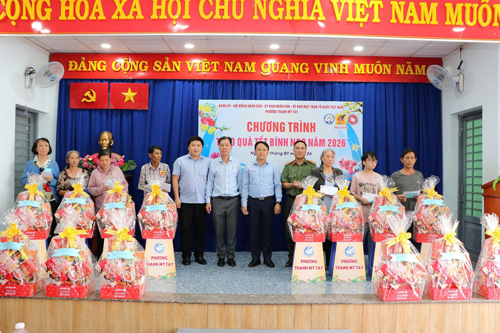 chung-tay-cham-tet-binh-ngo-cho-nguoi-khiem-thi-va-ho-kho-khan-tai-phuong-thanh-my-tay-4