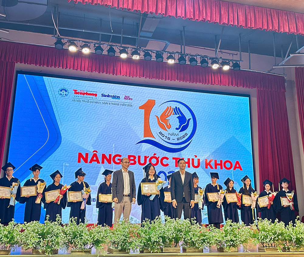 sv-co-so-ii-truong-dh-ngoai-thuong-nang-buoc-thu-khoa-2025-1