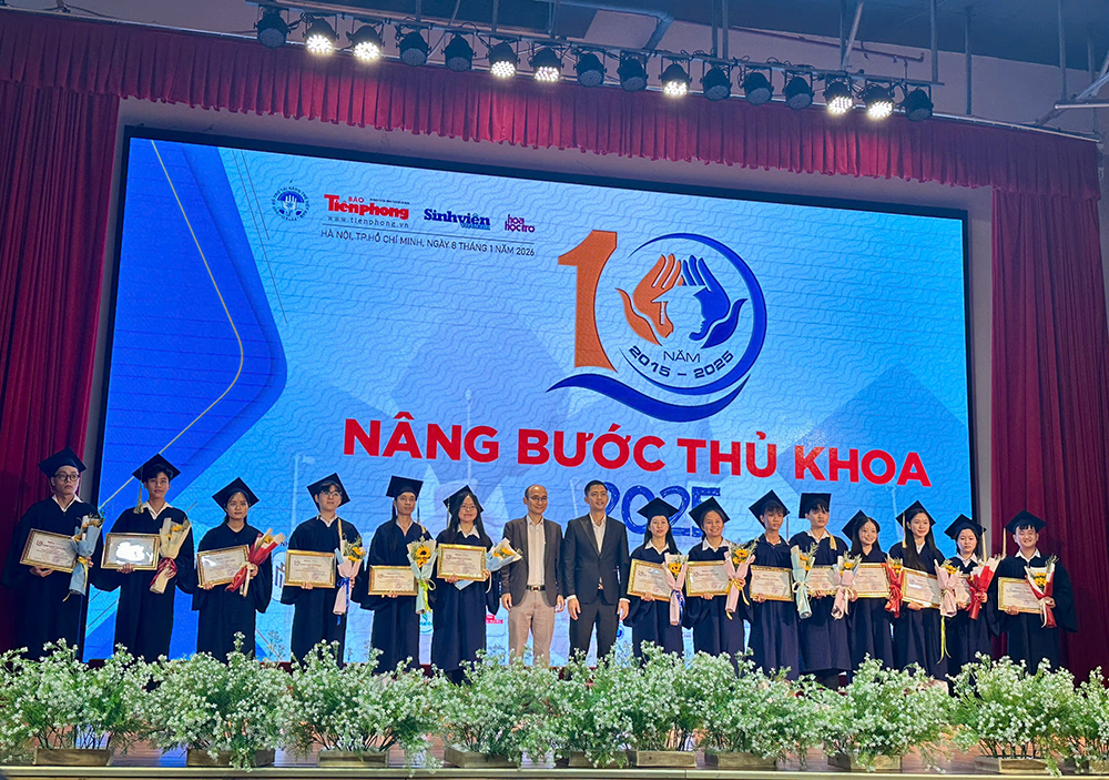 sv-co-so-ii-truong-dh-ngoai-thuong-nang-buoc-thu-khoa-2025-3