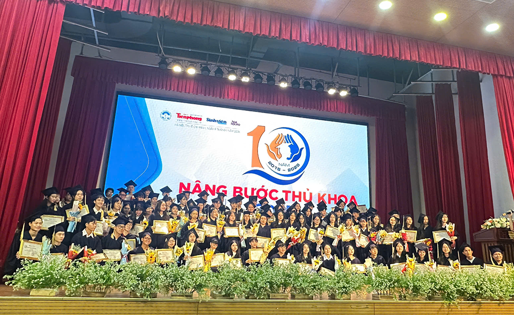 sv-co-so-ii-truong-dh-ngoai-thuong-nang-buoc-thu-khoa-2025-4