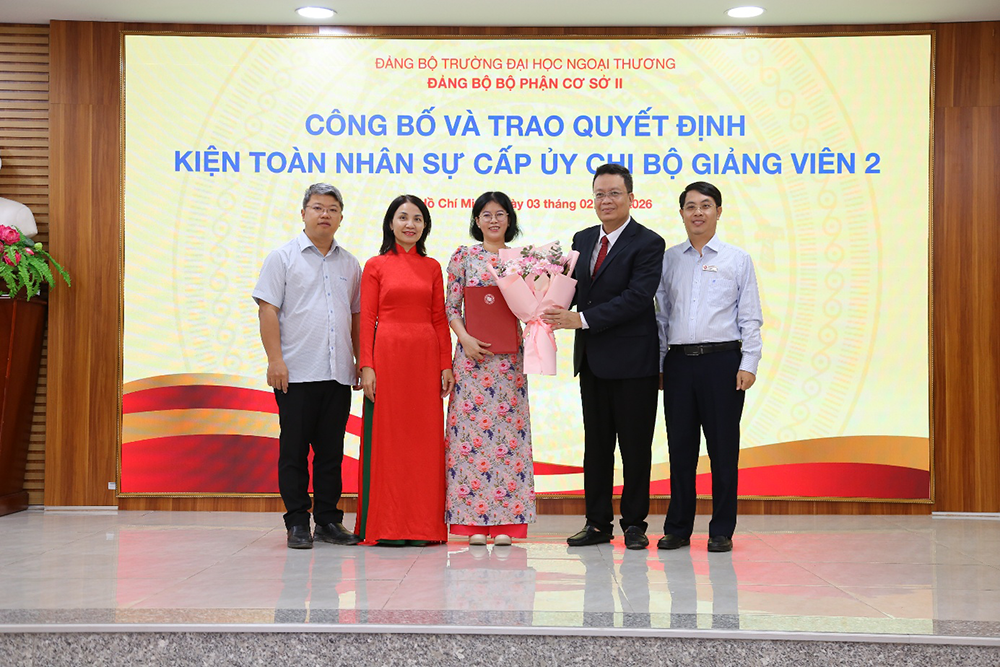 cong-bo-va-trao-quyet-dinh-kien-toan-ban-chi-uy-chi-bo-giang-vien-2-5