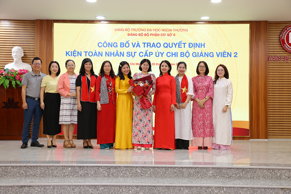 cong-bo-va-trao-quyet-dinh-kien-toan-ban-chi-uy-chi-bo-giang-vien-2-6