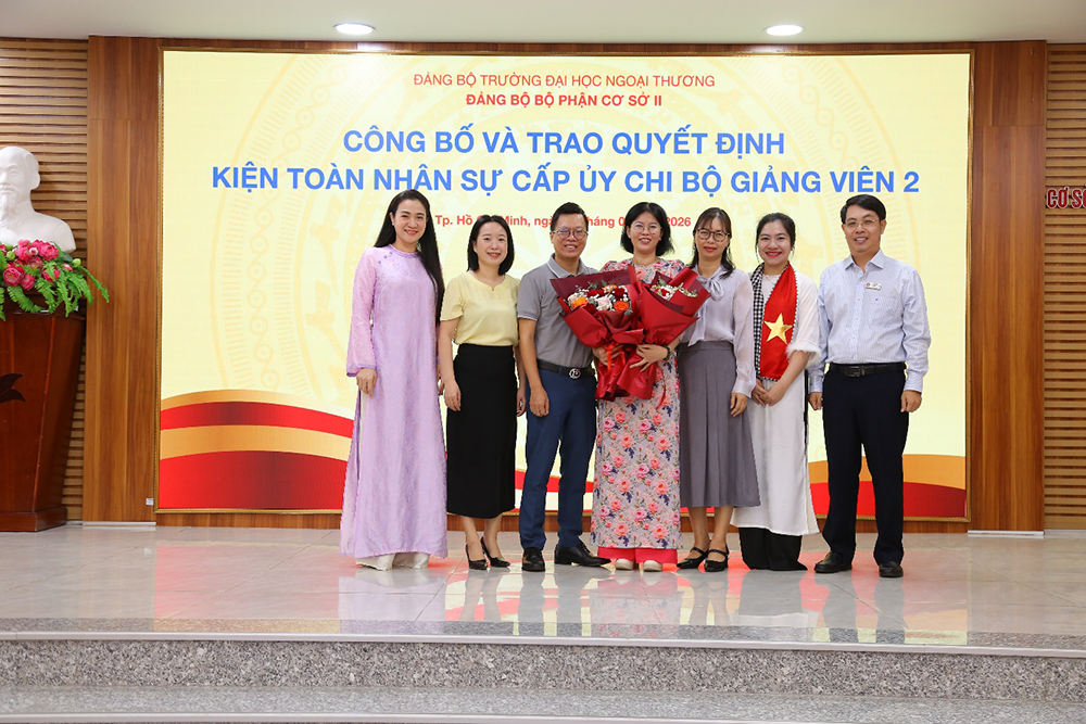 cong-bo-va-trao-quyet-dinh-kien-toan-ban-chi-uy-chi-bo-giang-vien-2-7