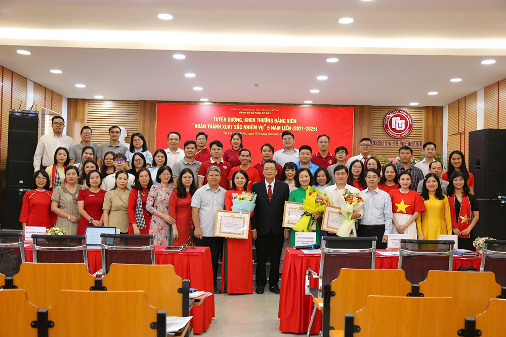 lan-toa-gia-tri-cong-hien-tai-le-tuyen-duong-khen-thuong-dang-vien-hoan-thanh-xuat-sac-nhiem-vu-5-nam-lien-2021-2025-1