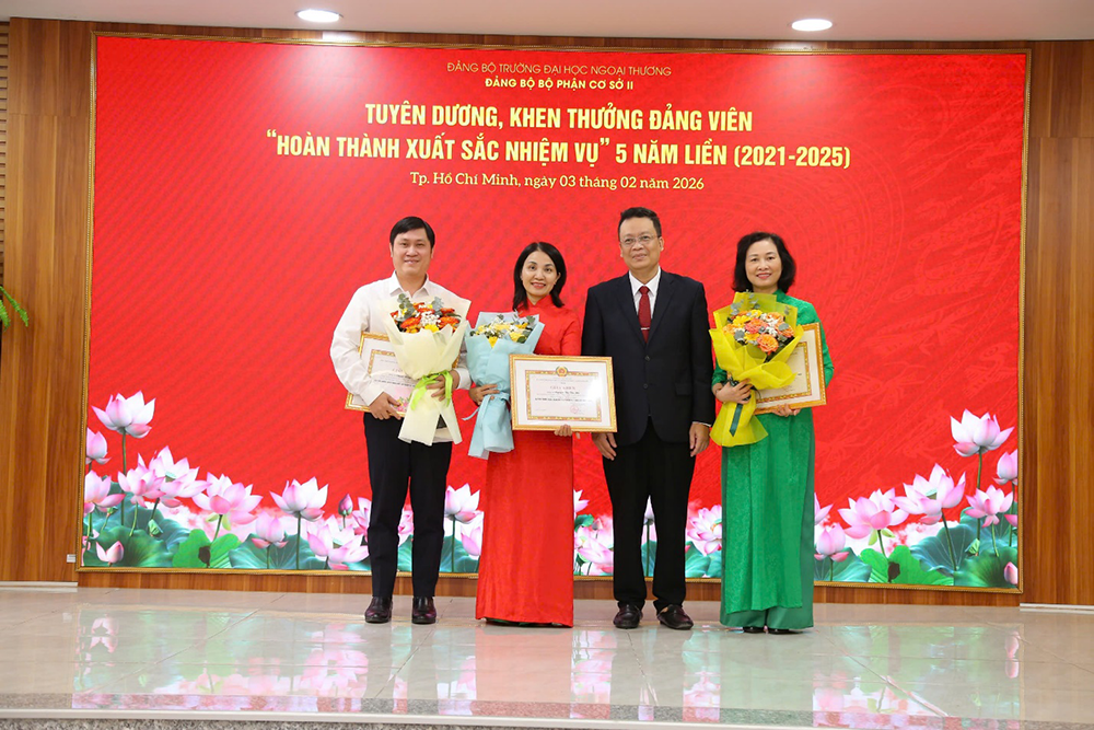 lan-toa-gia-tri-cong-hien-tai-le-tuyen-duong-khen-thuong-dang-vien-hoan-thanh-xuat-sac-nhiem-vu-5-nam-lien-2021-2025-6