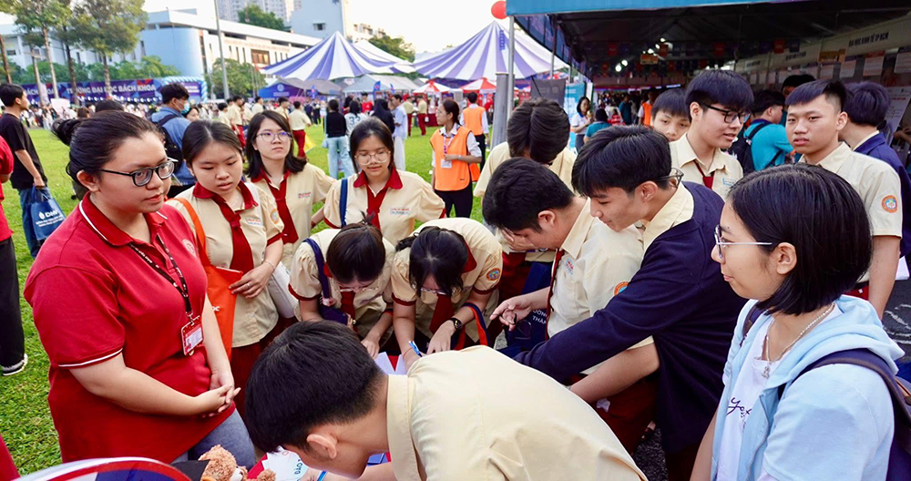 phan-hieu-truong-dh-ngoai-thuong-tai-tphcm-trong-ngay-hoi-tu-van-huong-nghiep-2026-2