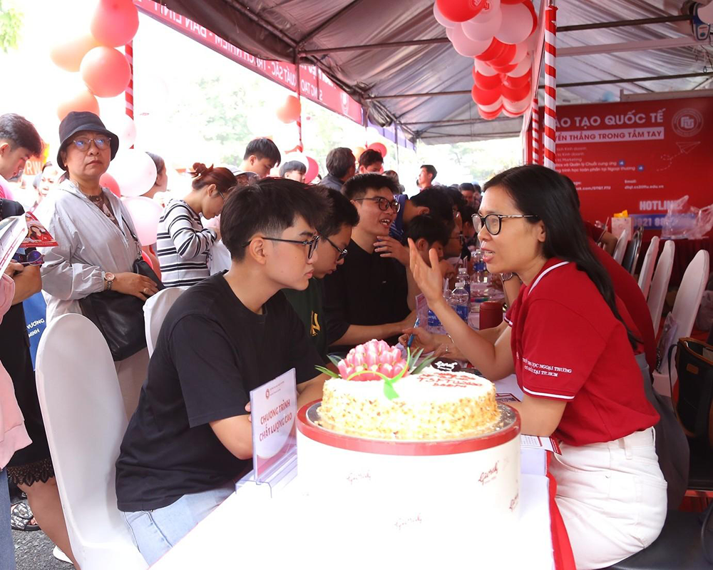 phan-hieu-truong-dh-ngoai-thuong-tai-tphcm-trong-ngay-hoi-tu-van-huong-nghiep-2026-4