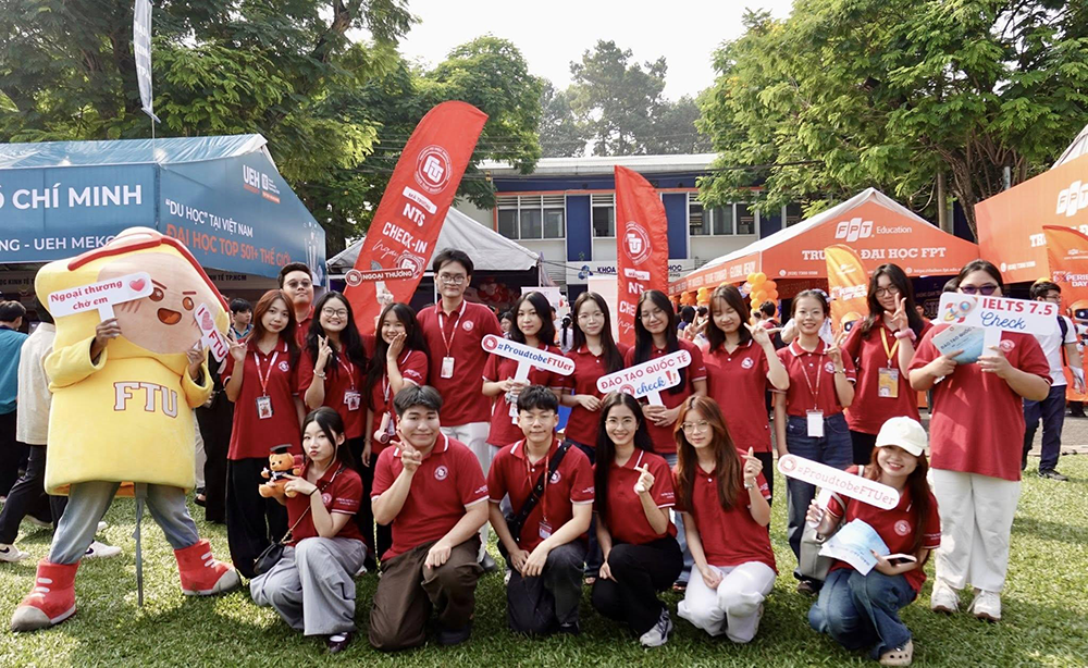 phan-hieu-truong-dh-ngoai-thuong-tai-tphcm-trong-ngay-hoi-tu-van-huong-nghiep-2026-5