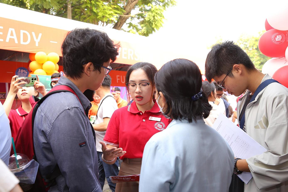 phan-hieu-truong-dh-ngoai-thuong-tai-tphcm-trong-ngay-hoi-tu-van-huong-nghiep-2026-6