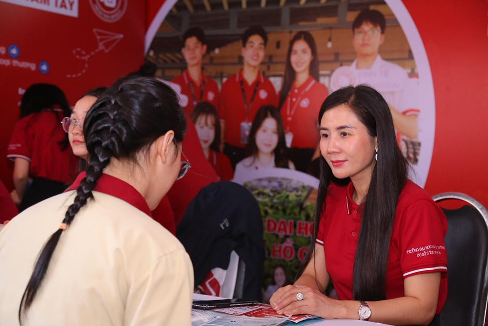 phan-hieu-truong-dh-ngoai-thuong-tai-tphcm-trong-ngay-hoi-tu-van-huong-nghiep-2026-8