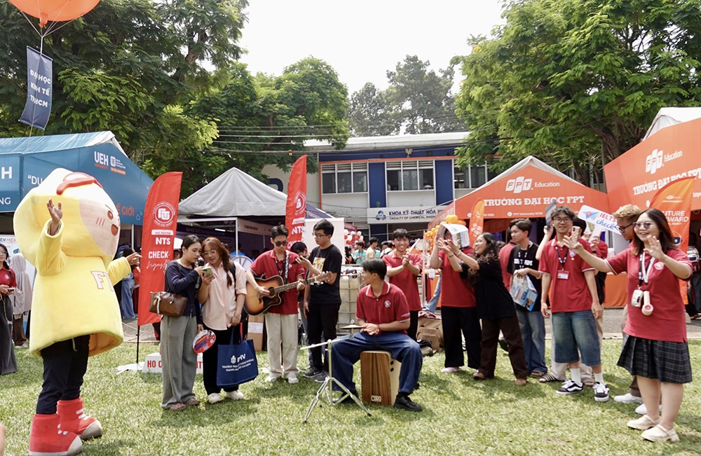 phan-hieu-truong-dh-ngoai-thuong-tai-tphcm-trong-ngay-hoi-tu-van-huong-nghiep-2026-9